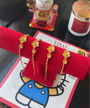 Load image into Gallery viewer, 24K Trio Flower Bracelet
