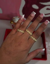 Load image into Gallery viewer, 18K Flower Band Ring
