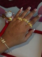 Load image into Gallery viewer, 18K Trio Flower Ring
