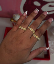 Load image into Gallery viewer, 18K Flower Band Ring
